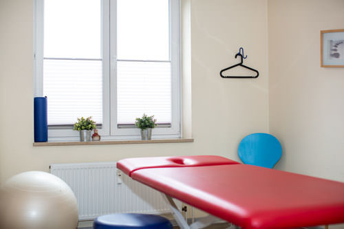 Physiotherapie Behandlungsliegen Therapiegeräte